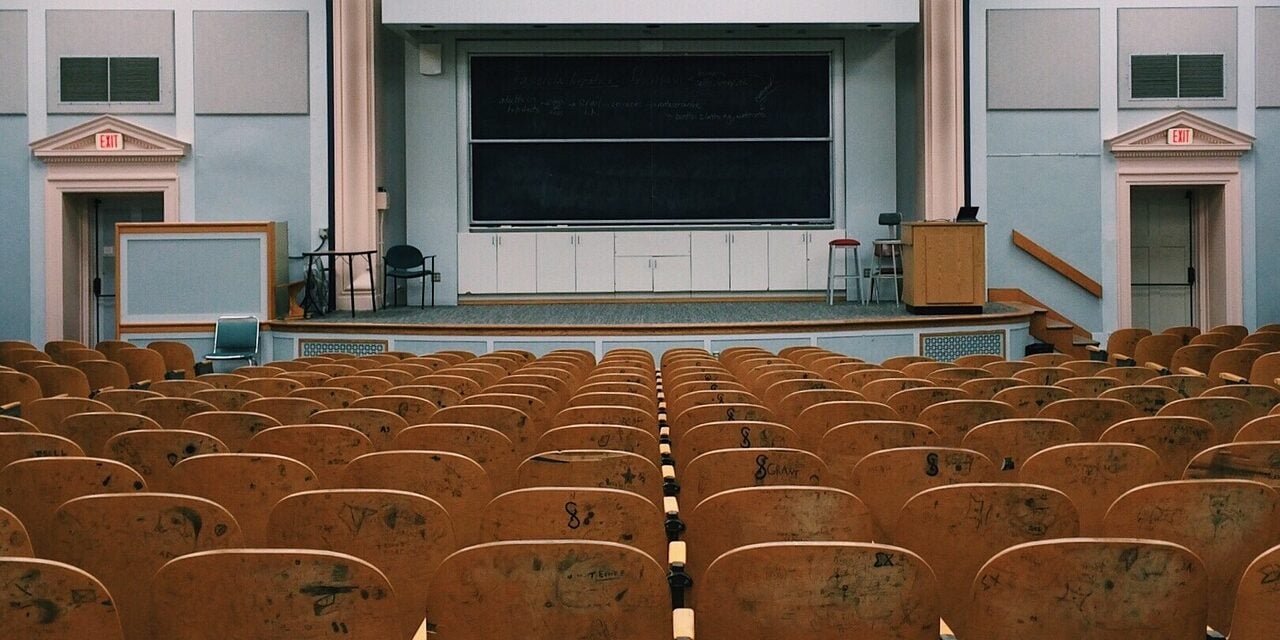 classroom-2093746_1280 chemical lab spill