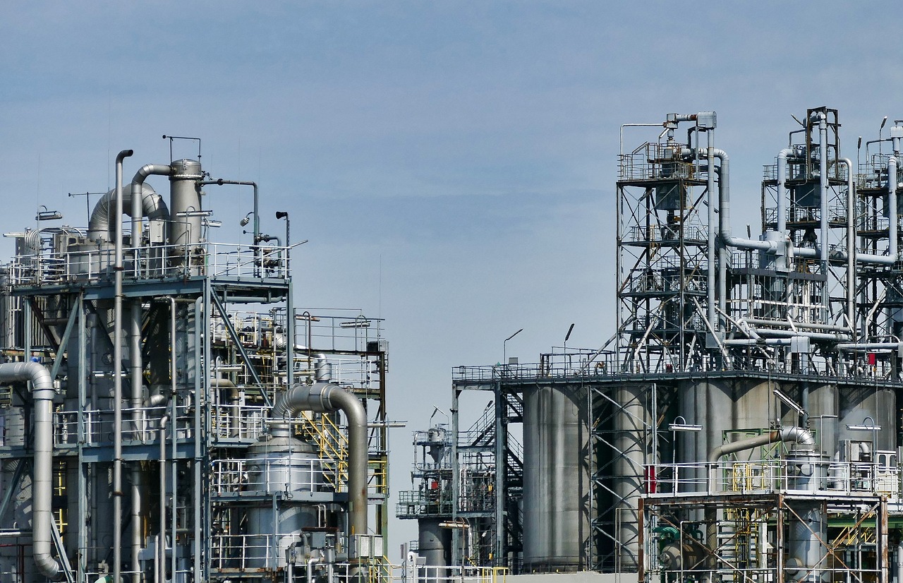 refinery-3613522_1280 oil refinery chemical storage