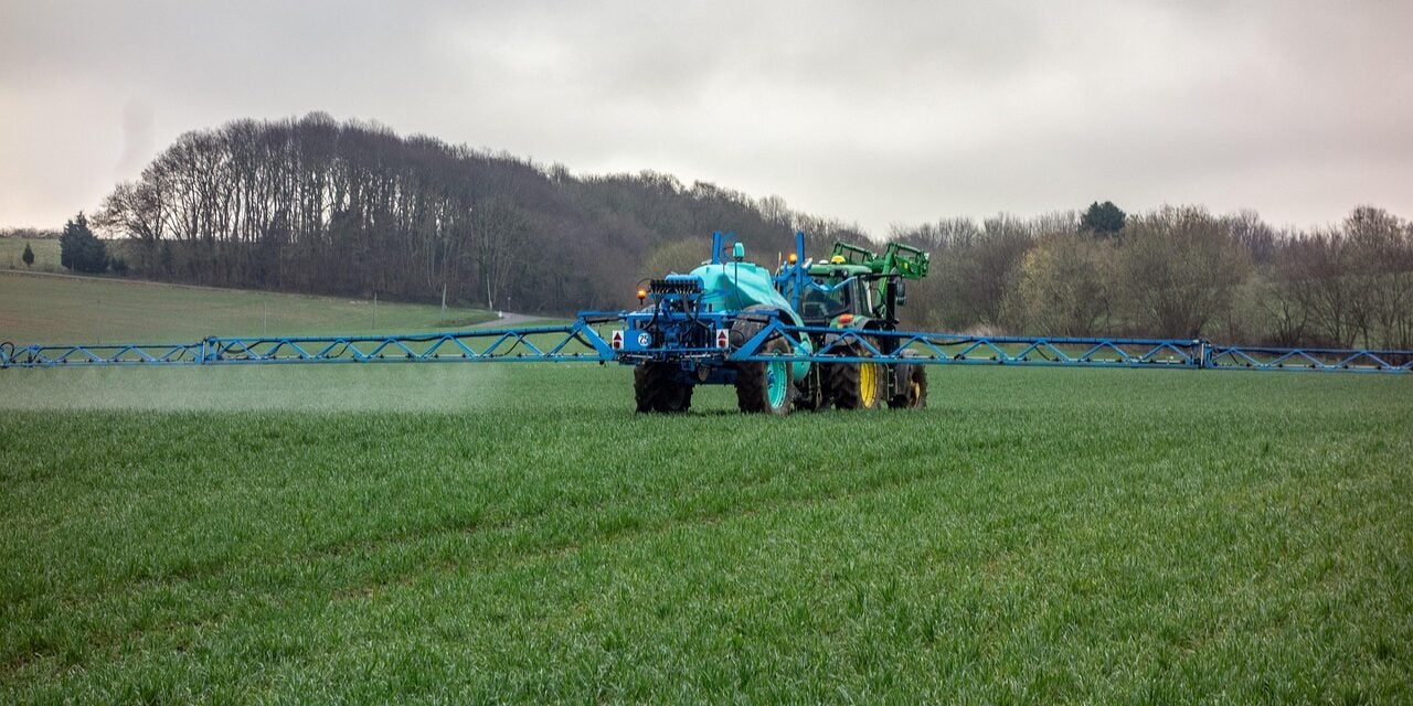 tractor-4217686_1280 fertilizer storage