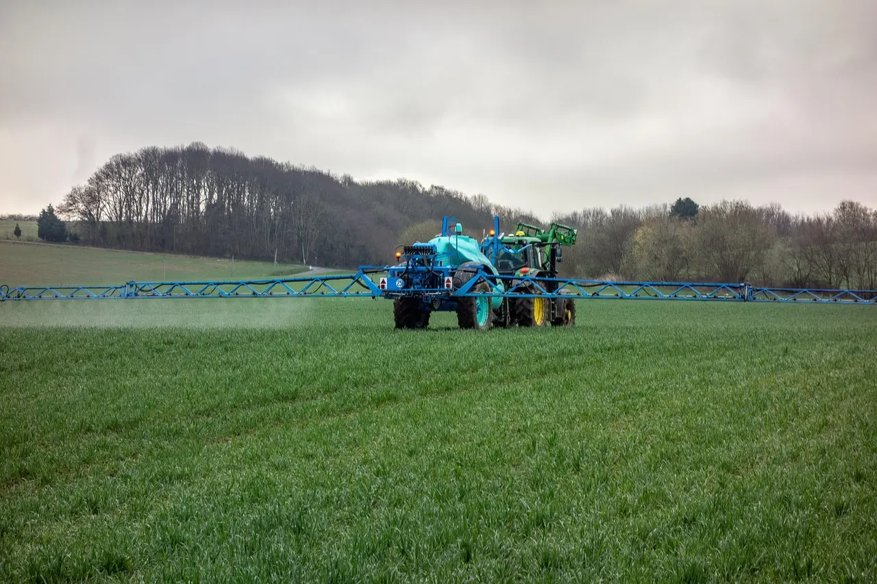 tractor-4217686_1280 fertilizer storage