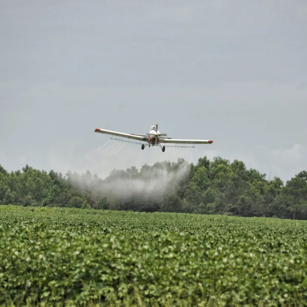 spraying-fertilizer-airplane